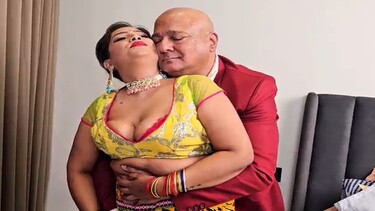 पैसो के लिए अमीर ससुर को चुत से खुश करती सेक्सी बहु