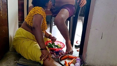 काम कर रही बीवी के मुँह में पति ने दिया लण्ड