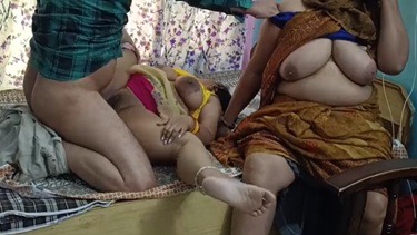 गांव में दो आंटीयों के साथ थ्रीसम चुदाई