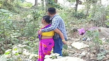 जंगल में साड़ी उतार के सेक्सी भाभी को चोदा