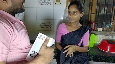 मोबाइल दे कर मालिक ने कामवाली की चुत ले ली
