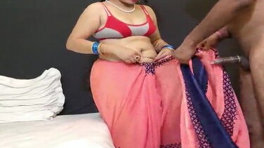 साड़ी उतार के नौकर ने सेक्सी आंटी की चुदाई की